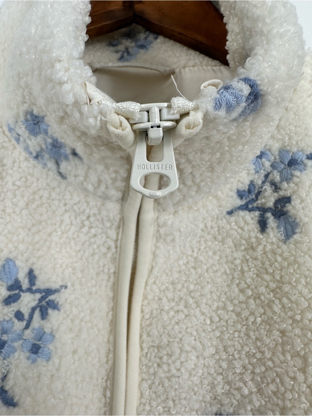 HOLLISTER Embroidered Floral Sherpa Teddy Fleece Zipper Jacket - Picture 9 of 16